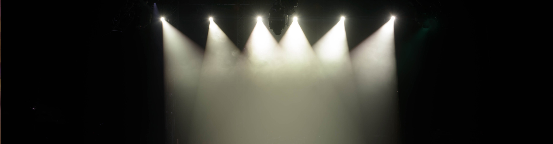Fari illuminanti led e accecatori a luce bianca o multicolore per eventi